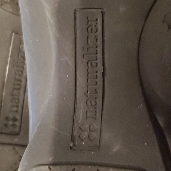 Naturalizer Size 7 M Black Slip on Loafers - Picture 3 of 4